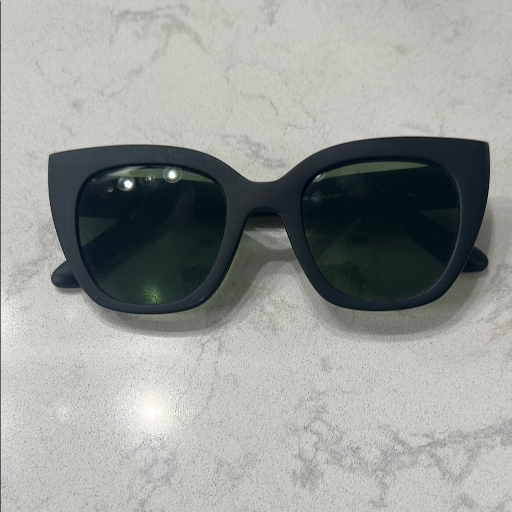 Chic Black Sunglasses